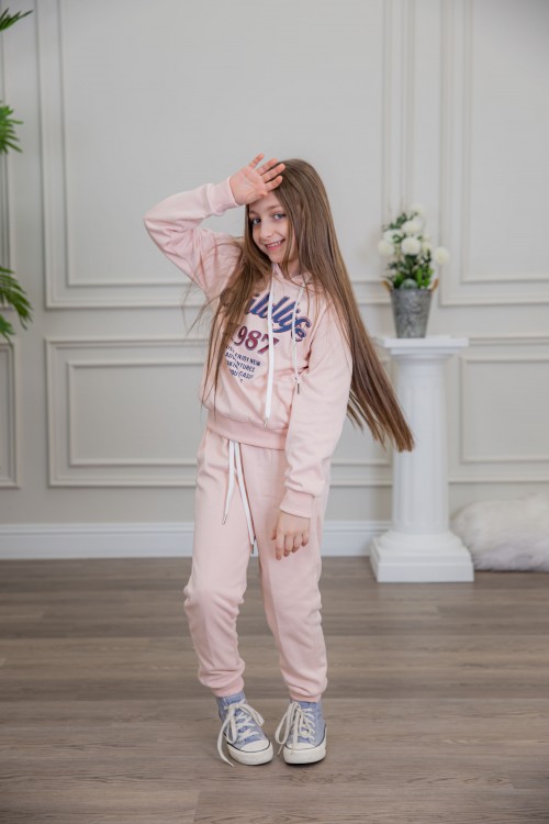 طقم بناتي أنيق قطعتين لون وردي مع قبعة هودي و أكمام طويلة مع كتابة أمامية و بنطلون بجيوب و مطاط من الأسفل