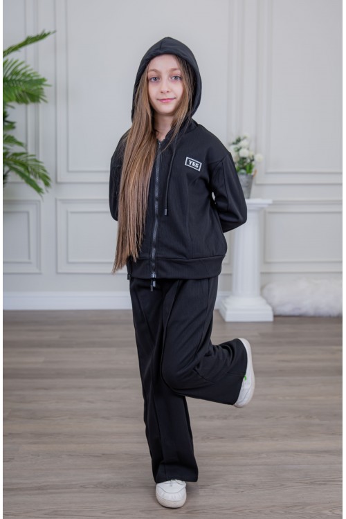 طقم بناتي أنيق قطعتين لون أسود مع قبعة هودي و أكمام طويلة  مع سحاب أمامي و بنطلون بجيوب و مطاط من الأسفل