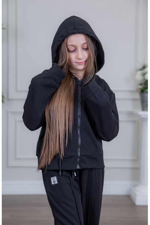 طقم بناتي أنيق قطعتين لون أسود مع قبعة هودي و أكمام طويلة  مع سحاب أمامي و بنطلون بجيوب و مطاط من الأسفل