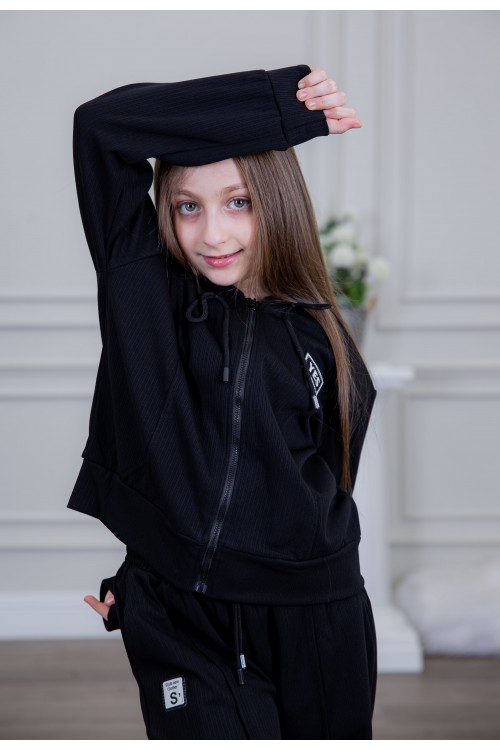 طقم بناتي أنيق قطعتين لون أسود مع قبعة هودي و أكمام طويلة  مع سحاب أمامي و بنطلون بجيوب و مطاط من الأسفل