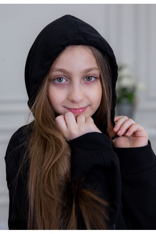 طقم بناتي أنيق قطعتين لون أسود مع قبعة هودي و أكمام طويلة  مع سحاب أمامي و بنطلون بجيوب و مطاط من الأسفل