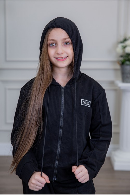 طقم بناتي أنيق قطعتين لون أسود مع قبعة هودي و أكمام طويلة  مع سحاب أمامي و بنطلون بجيوب و مطاط من الأسفل