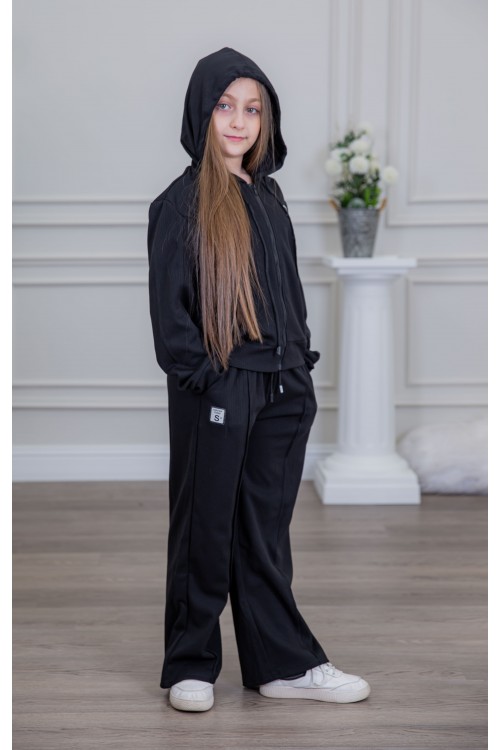 طقم بناتي أنيق قطعتين لون أسود مع قبعة هودي و أكمام طويلة  مع سحاب أمامي و بنطلون بجيوب و مطاط من الأسفل
