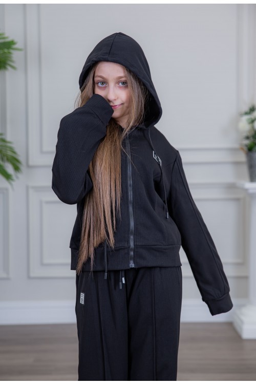 طقم بناتي أنيق قطعتين لون أسود مع قبعة هودي و أكمام طويلة  مع سحاب أمامي و بنطلون بجيوب و مطاط من الأسفل