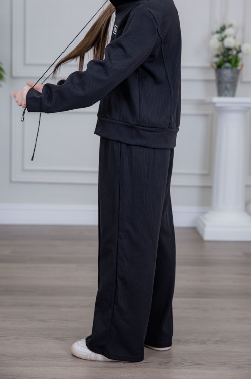 طقم بناتي أنيق قطعتين لون أسود مع قبعة هودي و أكمام طويلة  مع سحاب أمامي و بنطلون بجيوب و مطاط من الأسفل