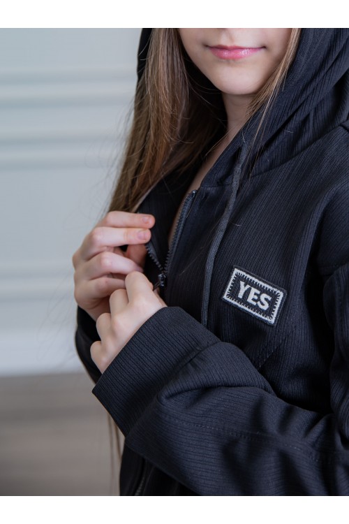 طقم بناتي أنيق قطعتين لون أسود مع قبعة هودي و أكمام طويلة  مع سحاب أمامي و بنطلون بجيوب و مطاط من الأسفل