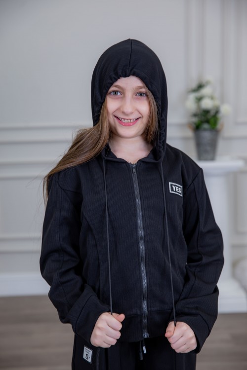 طقم بناتي أنيق قطعتين لون أسود مع قبعة هودي و أكمام طويلة  مع سحاب أمامي و بنطلون بجيوب و مطاط من الأسفل