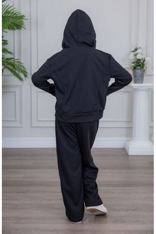 طقم بناتي أنيق قطعتين لون أسود مع قبعة هودي و أكمام طويلة  مع سحاب أمامي و بنطلون بجيوب و مطاط من الأسفل