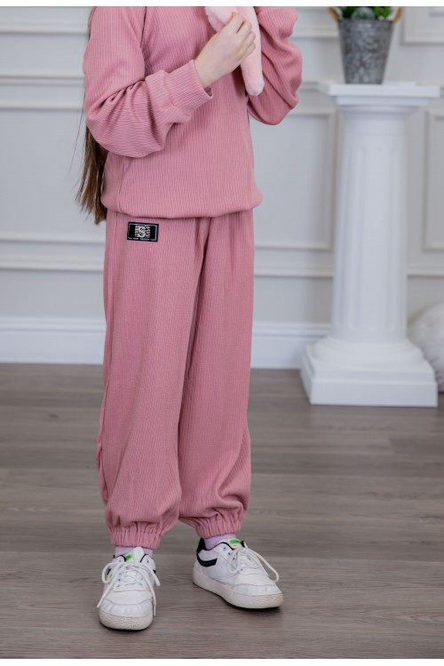 طقم بناتي أنيق قطعتين لون وردي مع قبعة هودي و أكمام طويلة  مع كتابة أمامية و بنطلون بجيوب و مطاط من الأسفل