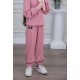 طقم بناتي أنيق قطعتين لون وردي مع قبعة هودي و أكمام طويلة  مع كتابة أمامية و بنطلون بجيوب و مطاط من الأسفل