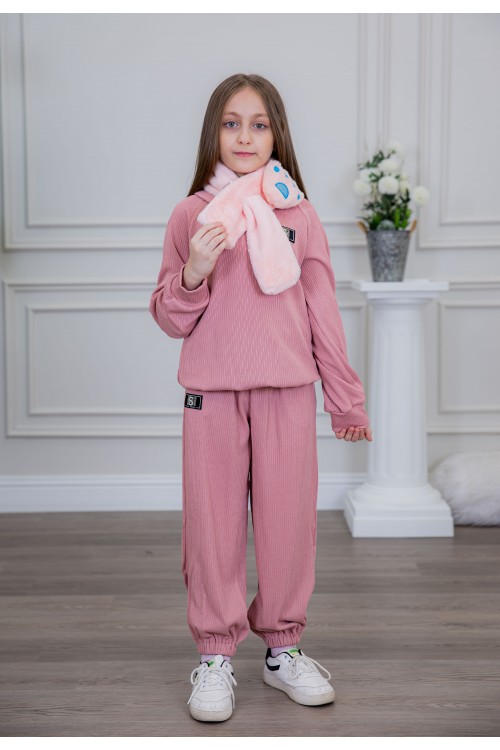 طقم بناتي أنيق قطعتين لون وردي مع قبعة هودي و أكمام طويلة  مع كتابة أمامية و بنطلون بجيوب و مطاط من الأسفل