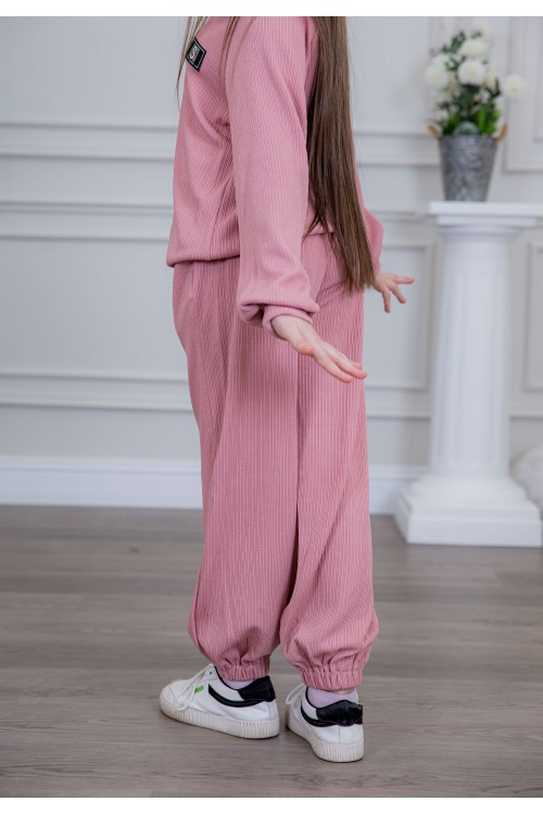 طقم بناتي أنيق قطعتين لون وردي مع قبعة هودي و أكمام طويلة  مع كتابة أمامية و بنطلون بجيوب و مطاط من الأسفل