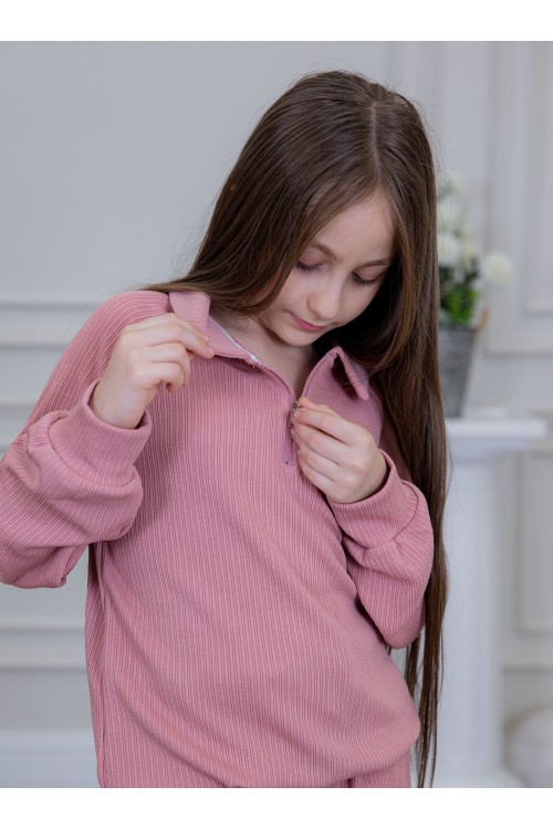 طقم بناتي أنيق قطعتين لون وردي مع قبعة هودي و أكمام طويلة  مع كتابة أمامية و بنطلون بجيوب و مطاط من الأسفل