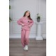 طقم بناتي أنيق قطعتين لون وردي مع قبعة هودي و أكمام طويلة  مع كتابة أمامية و بنطلون بجيوب و مطاط من الأسفل