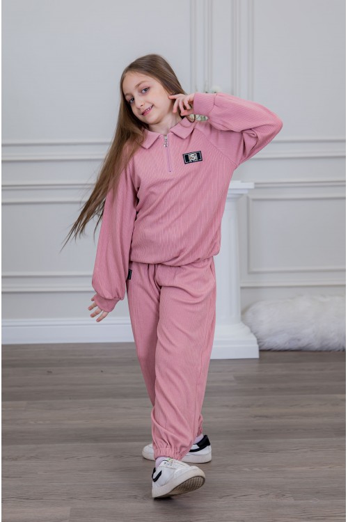 طقم بناتي أنيق قطعتين لون وردي مع قبعة هودي و أكمام طويلة  مع كتابة أمامية و بنطلون بجيوب و مطاط من الأسفل