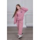 طقم بناتي أنيق قطعتين لون وردي مع قبعة هودي و أكمام طويلة  مع كتابة أمامية و بنطلون بجيوب و مطاط من الأسفل