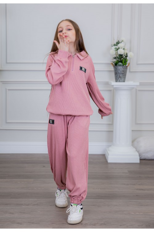 طقم بناتي أنيق قطعتين لون وردي مع قبعة هودي و أكمام طويلة  مع كتابة أمامية و بنطلون بجيوب و مطاط من الأسفل