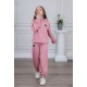 طقم بناتي أنيق قطعتين لون وردي مع قبعة هودي و أكمام طويلة  مع كتابة أمامية و بنطلون بجيوب و مطاط من الأسفل