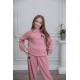 طقم بناتي أنيق قطعتين لون وردي مع قبعة هودي و أكمام طويلة  مع كتابة أمامية و بنطلون بجيوب و مطاط من الأسفل