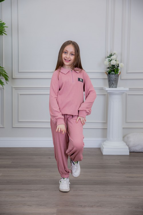 طقم بناتي أنيق قطعتين لون وردي مع قبعة هودي و أكمام طويلة  مع كتابة أمامية و بنطلون بجيوب و مطاط من الأسفل