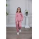 طقم بناتي أنيق قطعتين لون وردي مع قبعة هودي و أكمام طويلة  مع كتابة أمامية و بنطلون بجيوب و مطاط من الأسفل