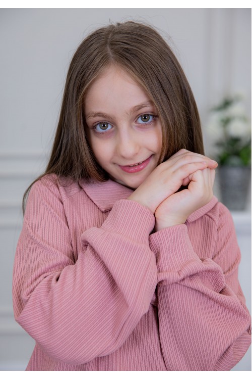 طقم بناتي أنيق قطعتين لون وردي مع قبعة هودي و أكمام طويلة  مع كتابة أمامية و بنطلون بجيوب و مطاط من الأسفل