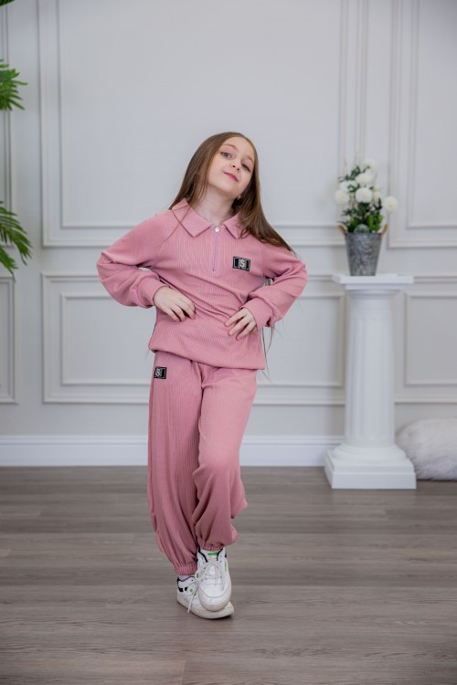 طقم بناتي أنيق قطعتين لون وردي مع قبعة هودي و أكمام طويلة  مع كتابة أمامية و بنطلون بجيوب و مطاط من الأسفل