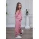 طقم بناتي أنيق قطعتين لون وردي مع قبعة هودي و أكمام طويلة  مع كتابة أمامية و بنطلون بجيوب و مطاط من الأسفل