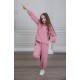 طقم بناتي أنيق قطعتين لون وردي مع قبعة هودي و أكمام طويلة  مع كتابة أمامية و بنطلون بجيوب و مطاط من الأسفل