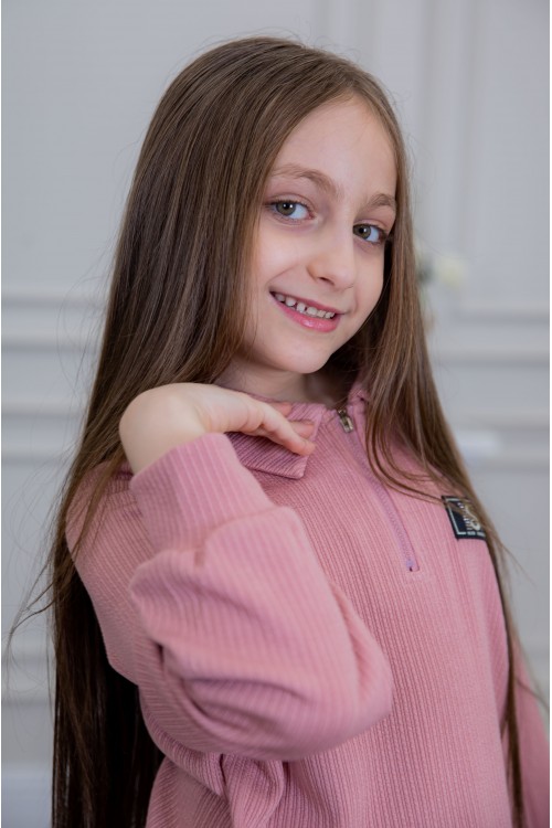 طقم بناتي أنيق قطعتين لون وردي مع قبعة هودي و أكمام طويلة  مع كتابة أمامية و بنطلون بجيوب و مطاط من الأسفل