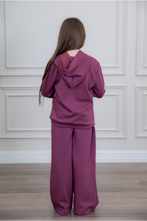 طقم بناتي أنيق قطعتين لون بنفسجي أكمام طويلة مع كتابة أمامية و بنطلون بجيوب و مطاط من الأسفل