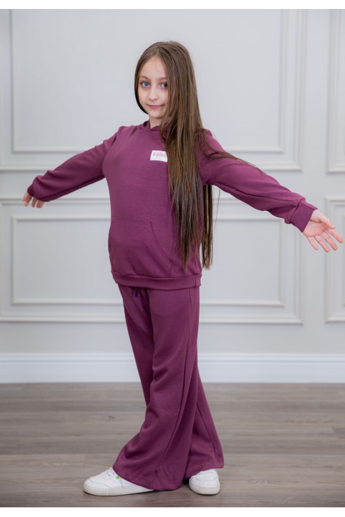 طقم بناتي أنيق قطعتين لون بنفسجي أكمام طويلة مع كتابة أمامية و بنطلون بجيوب و مطاط من الأسفل