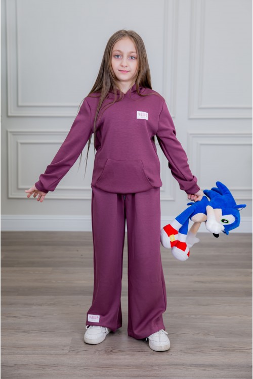 طقم بناتي أنيق قطعتين لون بنفسجي أكمام طويلة مع كتابة أمامية و بنطلون بجيوب و مطاط من الأسفل