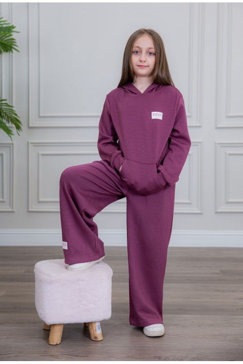 طقم بناتي أنيق قطعتين لون بنفسجي أكمام طويلة مع كتابة أمامية و بنطلون بجيوب و مطاط من الأسفل