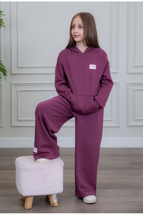 طقم بناتي أنيق قطعتين لون بنفسجي أكمام طويلة مع كتابة أمامية و بنطلون بجيوب و مطاط من الأسفل