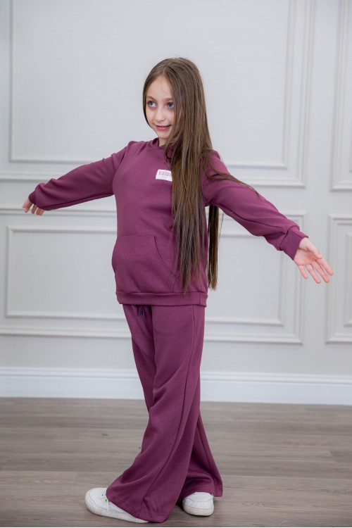 طقم بناتي أنيق قطعتين لون بنفسجي أكمام طويلة مع كتابة أمامية و بنطلون بجيوب و مطاط من الأسفل