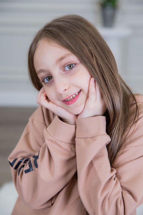 طقم بناتي أنيق قطعتين لون بيج مع قبعة هودي بخيط سحب وكتابات من الأمام و الجنب