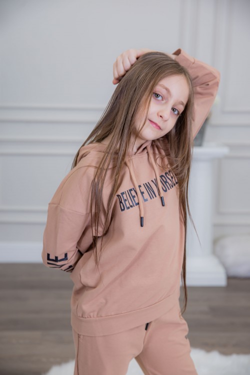 طقم بناتي أنيق قطعتين لون بيج مع قبعة هودي بخيط سحب وكتابات من الأمام و الجنب
