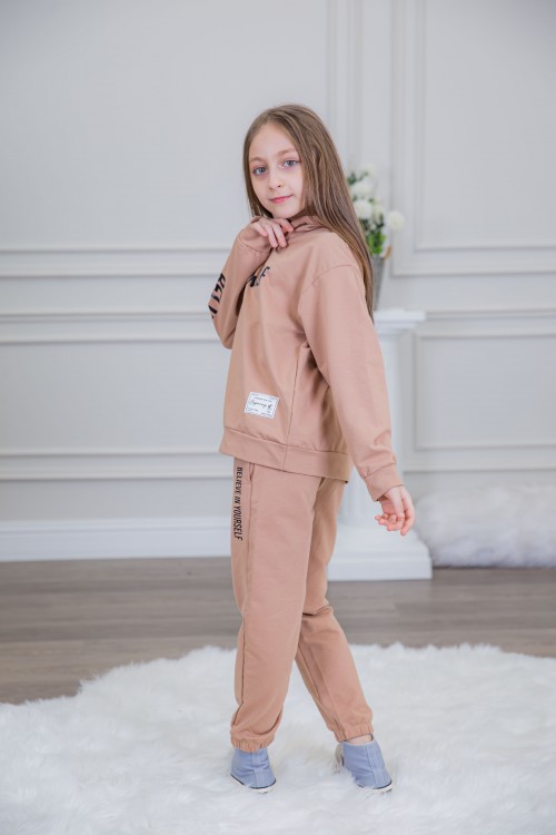 طقم بناتي أنيق قطعتين لون بيج مع قبعة هودي بخيط سحب وكتابات من الأمام و الجنب