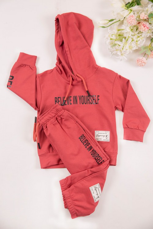 طقم بناتي أنيق قطعتين لون بيج مع قبعة هودي بخيط سحب وكتابات من الأمام و الجنب