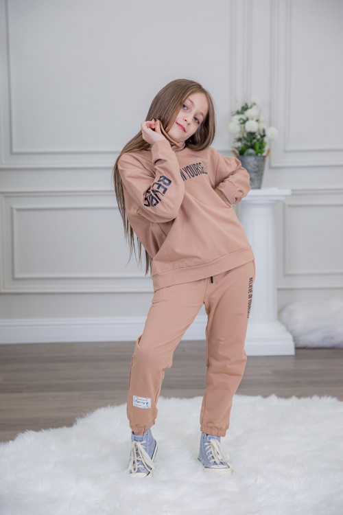 طقم بناتي أنيق قطعتين  مع قبعة هودي بخيط سحب وكتابات من الأمام و الجنب