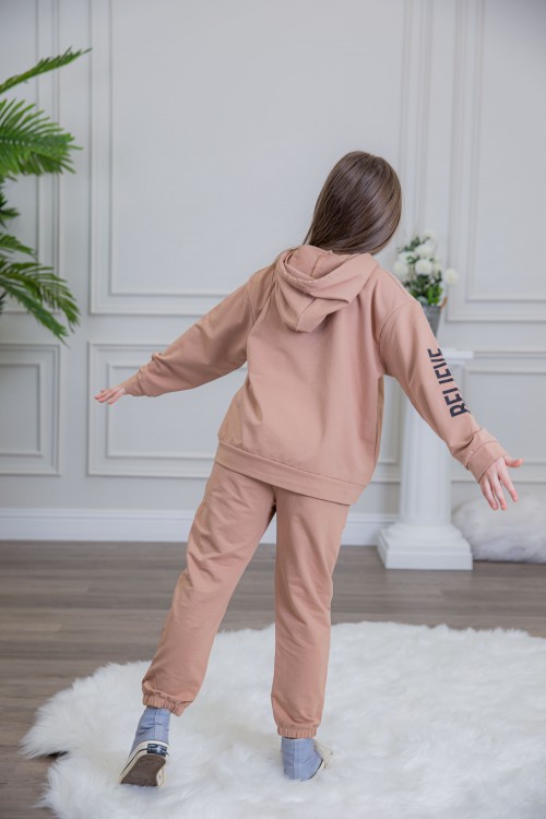 طقم بناتي أنيق قطعتين  مع قبعة هودي بخيط سحب وكتابات من الأمام و الجنب