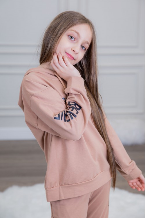 طقم بناتي أنيق قطعتين  مع قبعة هودي بخيط سحب وكتابات من الأمام و الجنب