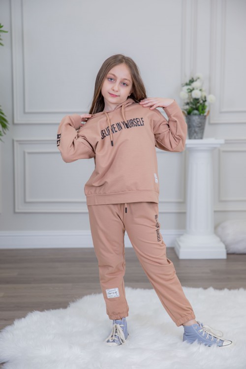 طقم بناتي أنيق قطعتين  مع قبعة هودي بخيط سحب وكتابات من الأمام و الجنب