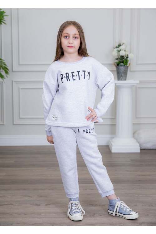 طقم بناتي أنيق قطعتين لون رمادي أكمام طويلة مع كتابة أمامية و في البنطلون