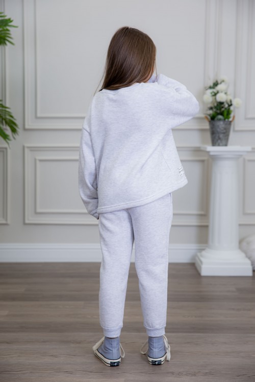 طقم بناتي أنيق قطعتين لون رمادي أكمام طويلة مع كتابة أمامية و في البنطلون