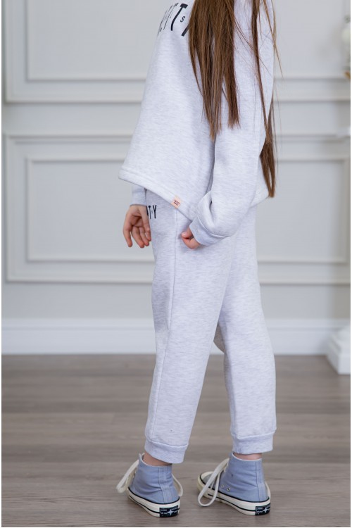 طقم بناتي أنيق قطعتين لون رمادي أكمام طويلة مع كتابة أمامية و في البنطلون