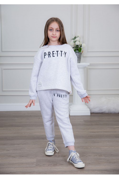 طقم بناتي أنيق قطعتين لون رمادي أكمام طويلة مع كتابة أمامية و في البنطلون