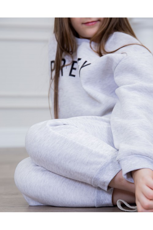 طقم بناتي أنيق قطعتين لون رمادي أكمام طويلة مع كتابة أمامية و في البنطلون