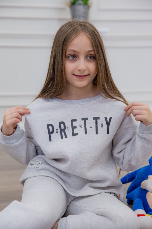 طقم بناتي أنيق قطعتين لون رمادي أكمام طويلة مع كتابة أمامية و في البنطلون